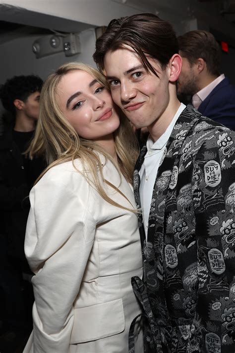 is sabrina carpenter dating anyone.